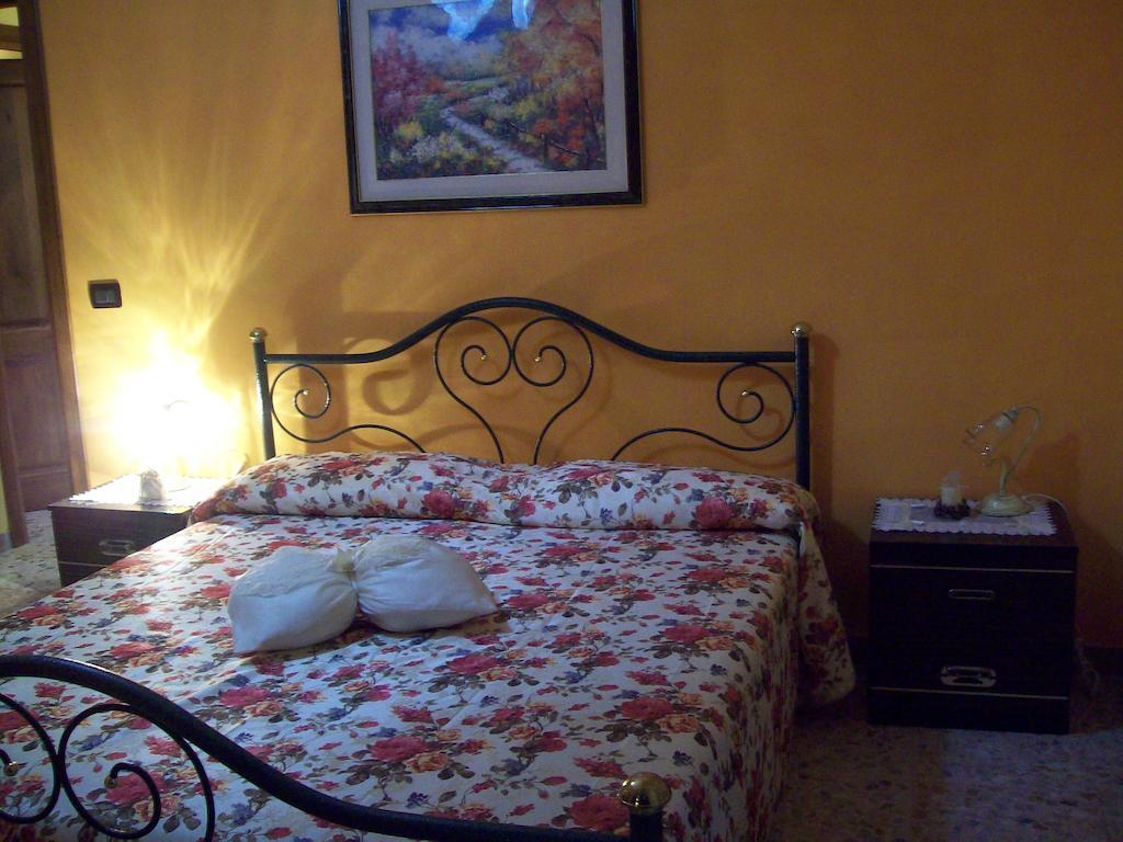 Colle di Tora B&B Il Tulipano Sul Lago חדר תמונה