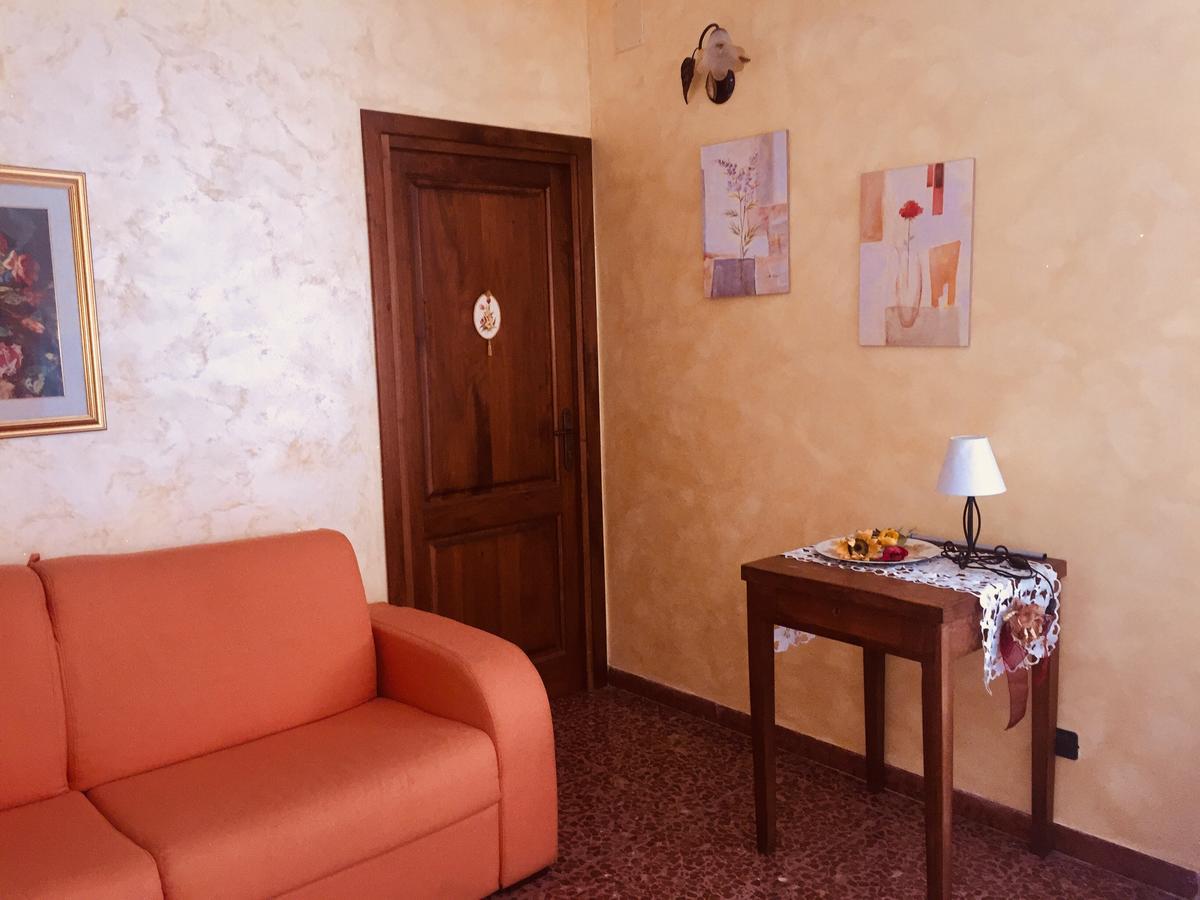 Colle di Tora B&B Il Tulipano Sul Lago מראה חיצוני תמונה